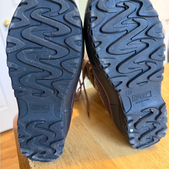 Khombu Women's Black and Brown Winter Boots - Picture 6 of 7